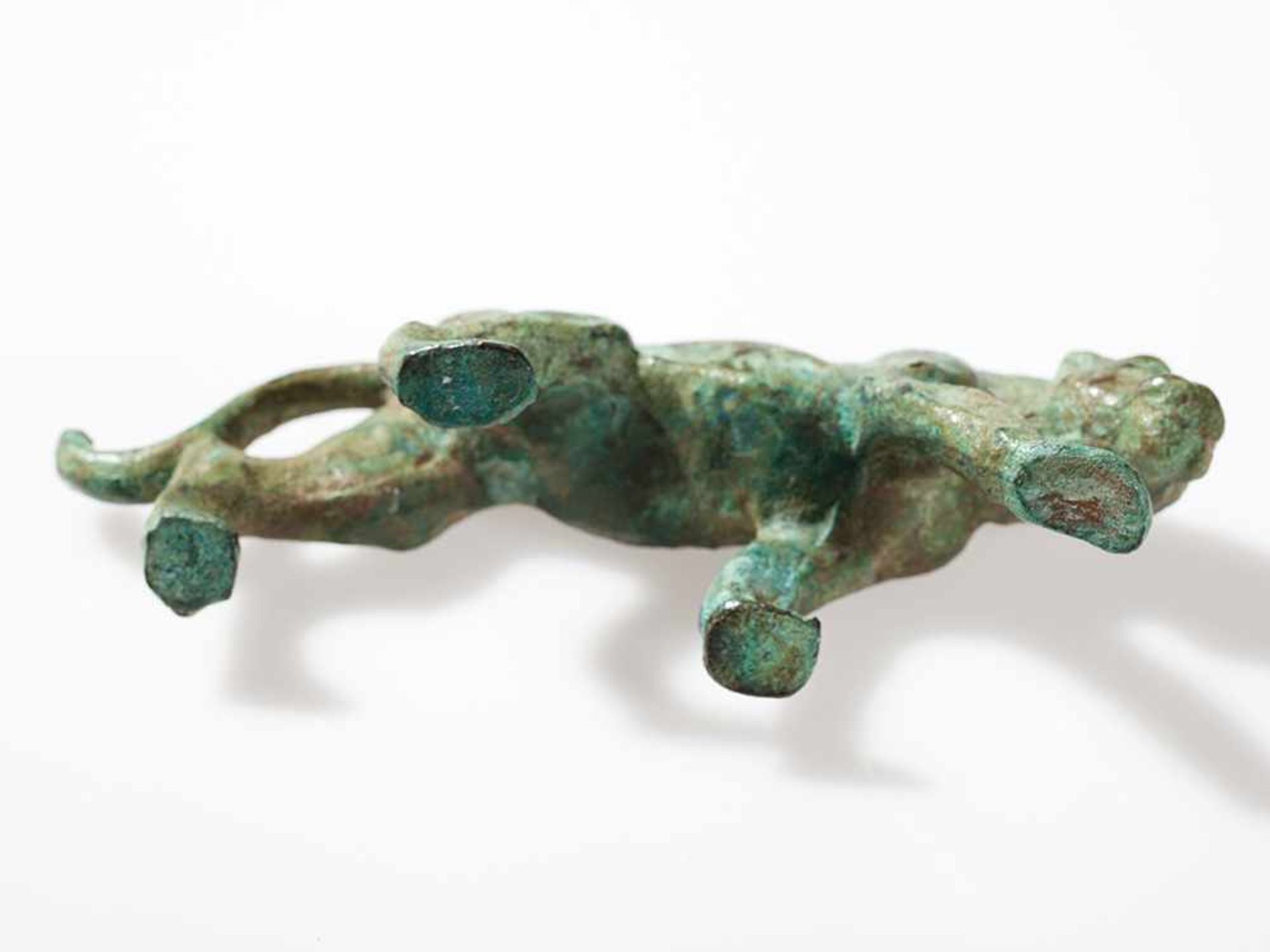 Bronze einer Schnürenden Großkatze, wohl Frankreich, um 1900 Bronze, Malachit-Patina. Wohl - Bild 6 aus 6