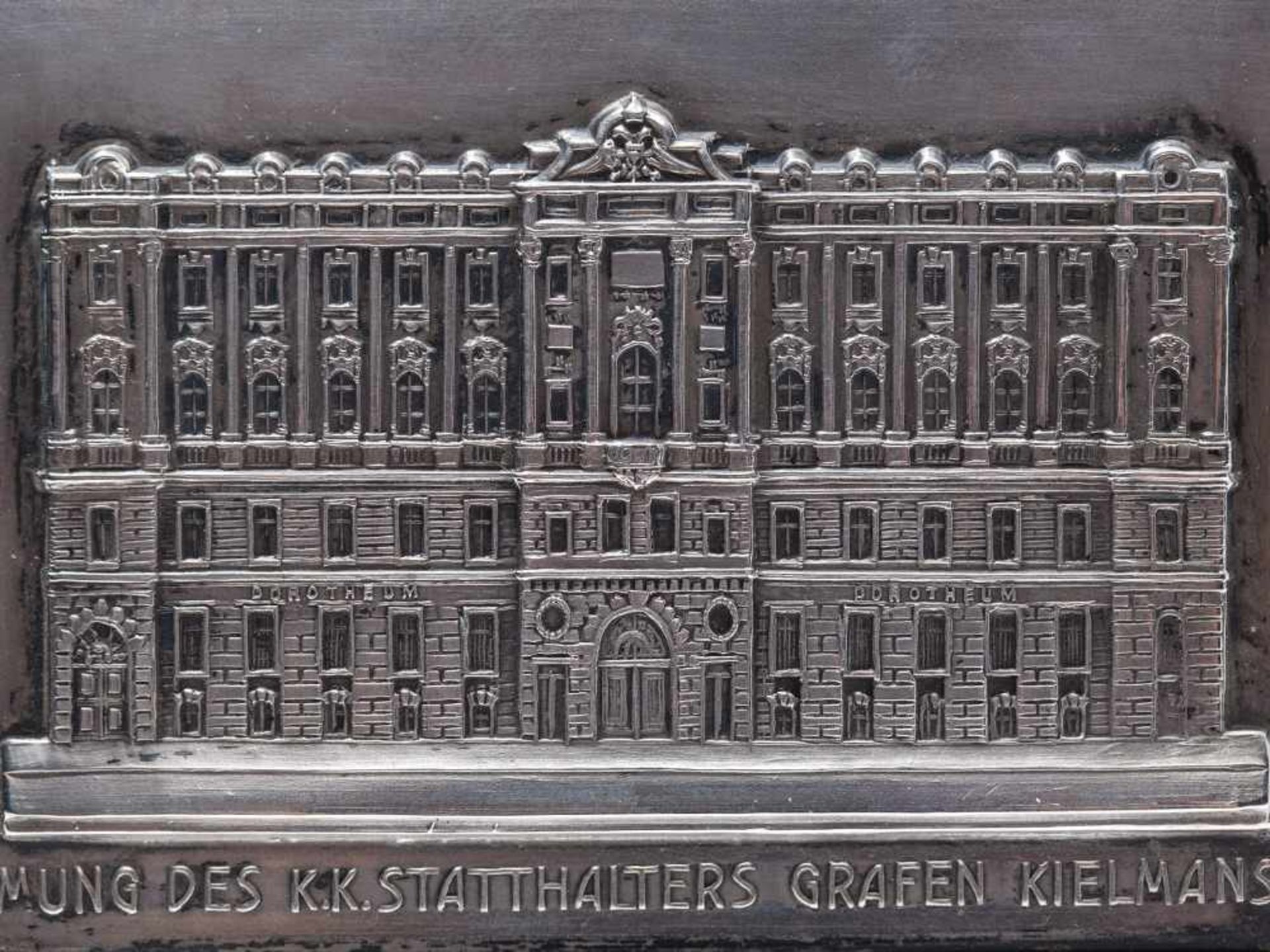 Silberne Gedenkplakette, 200 Jahre Dorotheum, Österreich, 1907 Silber, Holz, Pappe. Österreich, - Bild 3 aus 7