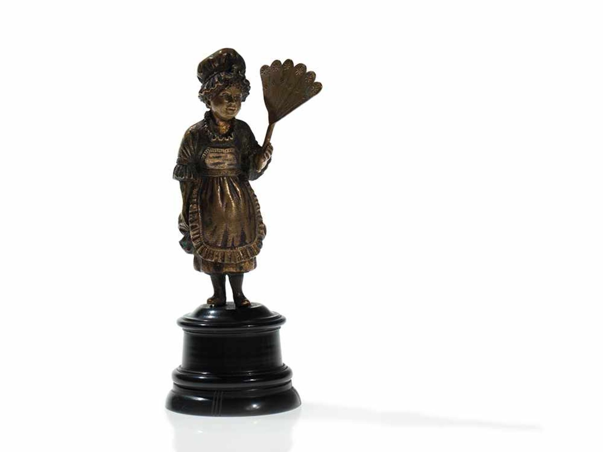 Wiener Bronze “Stubenmädel mit Staubwedel”, um 1870 Bronze auf gedrechseltem Holzsockel. Österreich,