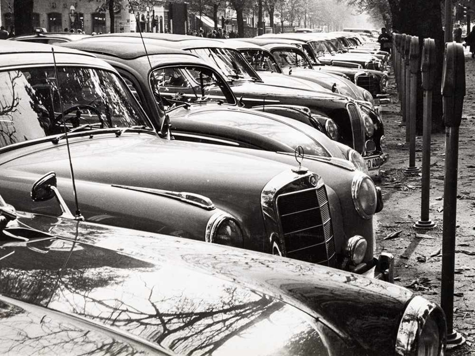 Erich Lessing (geb. 1923), Parkende Mercedes im Rheinland, 1961 Vintage Silbergelatineabzug, Press - Bild 3 aus 5