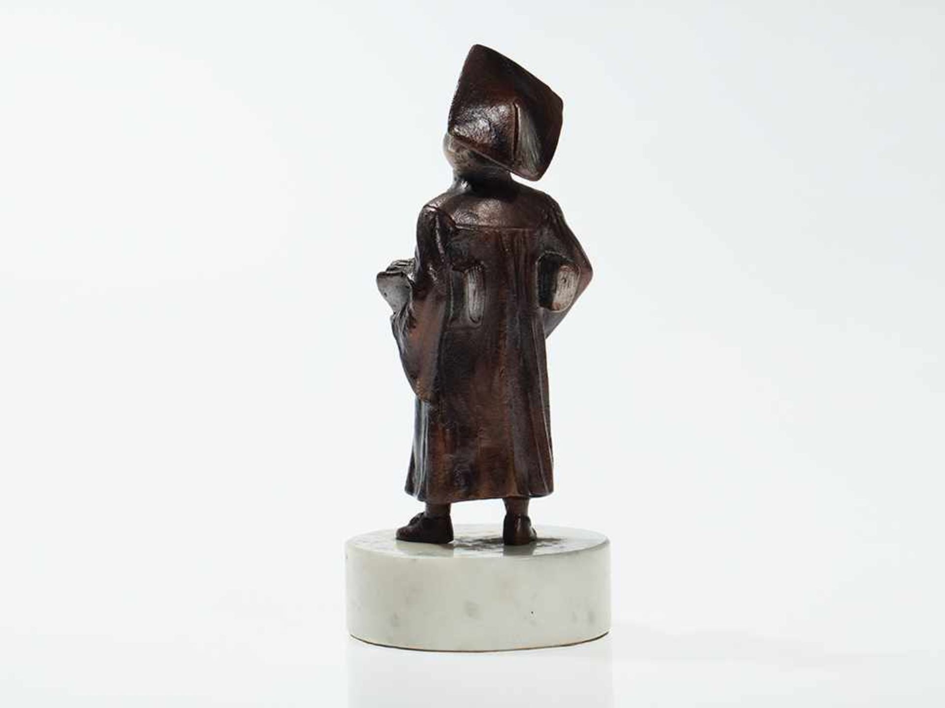 Miniatur Wiener Bronze 'Der kleine Lehrer”, um 1920 Bronze mit irisierender Handbemalung, auf weißem - Bild 4 aus 4