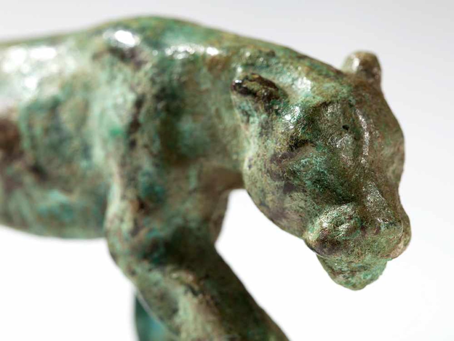 Bronze einer Schnürenden Großkatze, wohl Frankreich, um 1900 Bronze, Malachit-Patina. Wohl - Bild 2 aus 6