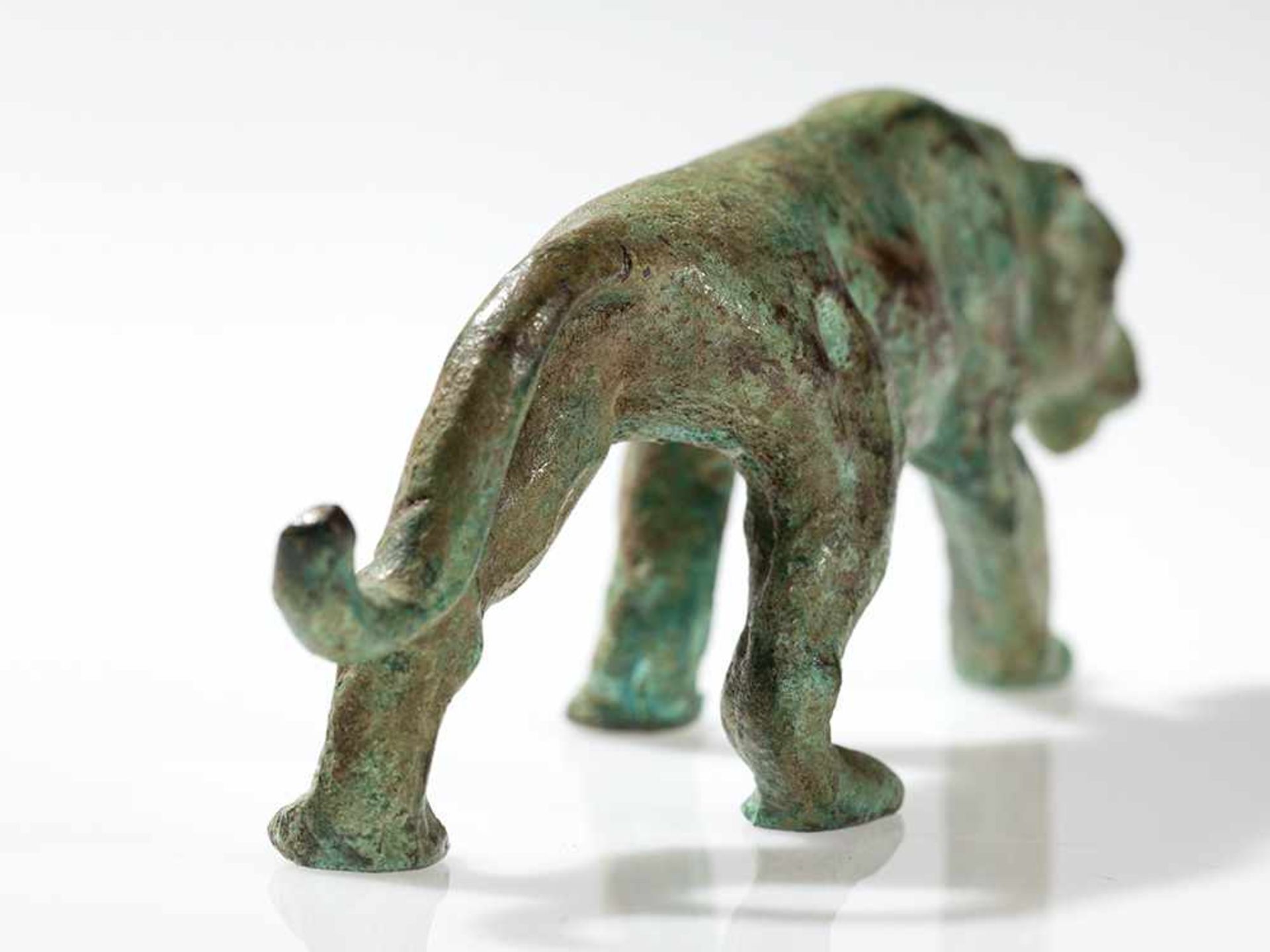 Bronze einer Schnürenden Großkatze, wohl Frankreich, um 1900 Bronze, Malachit-Patina. Wohl - Bild 4 aus 6