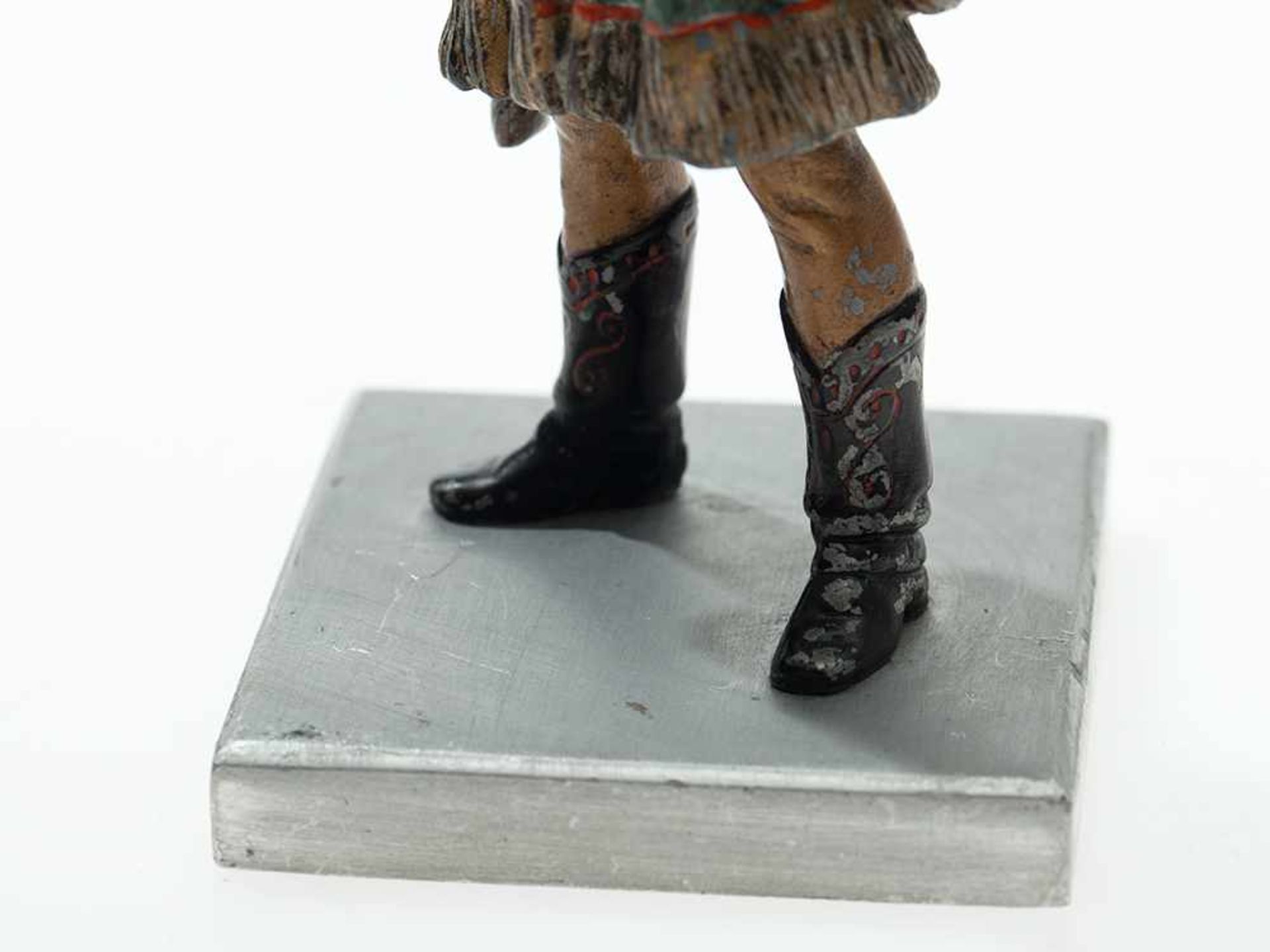 Hand painted 'Vienna Bronze' metal sculpture 'Cowgirl'”, 1920's White metal with iridescent hand - Bild 4 aus 7