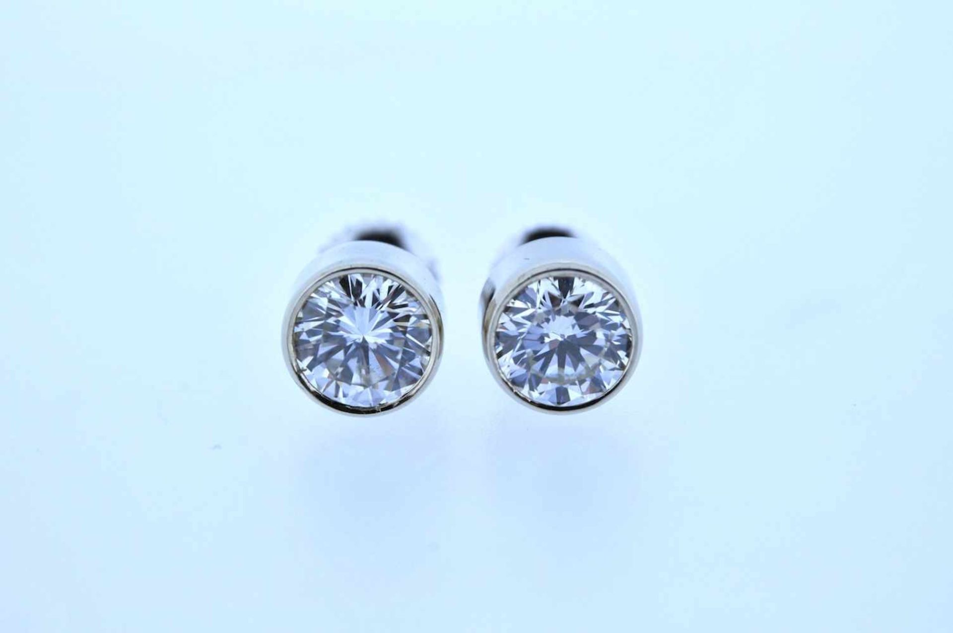 Ohrstecker Weißgoldene Ohrstecker mit je einem Brillanten, zus.ca. 1,8 ct, 3,34 g. Ear Studs Ear