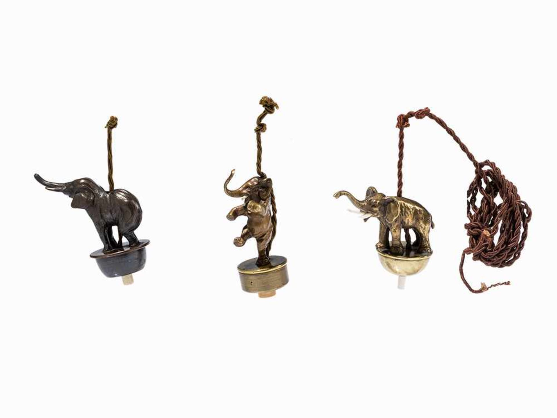 3 Hängeklingeln mit Elefantenfiguren, Frühes 20. Jh. Messing, Bronze, Elfenbein, Kunststoff.