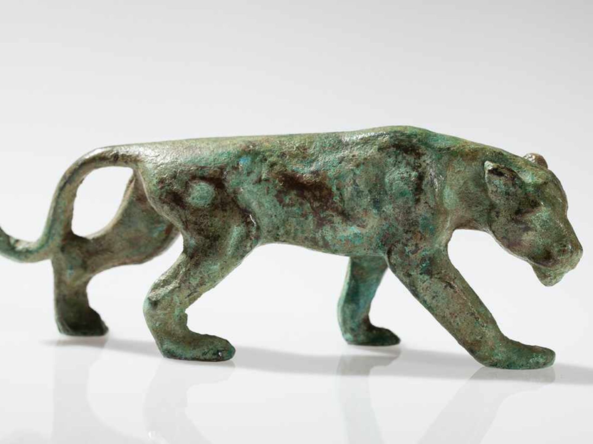 Bronze einer Schnürenden Großkatze, wohl Frankreich, um 1900 Bronze, Malachit-Patina. Wohl - Bild 3 aus 6