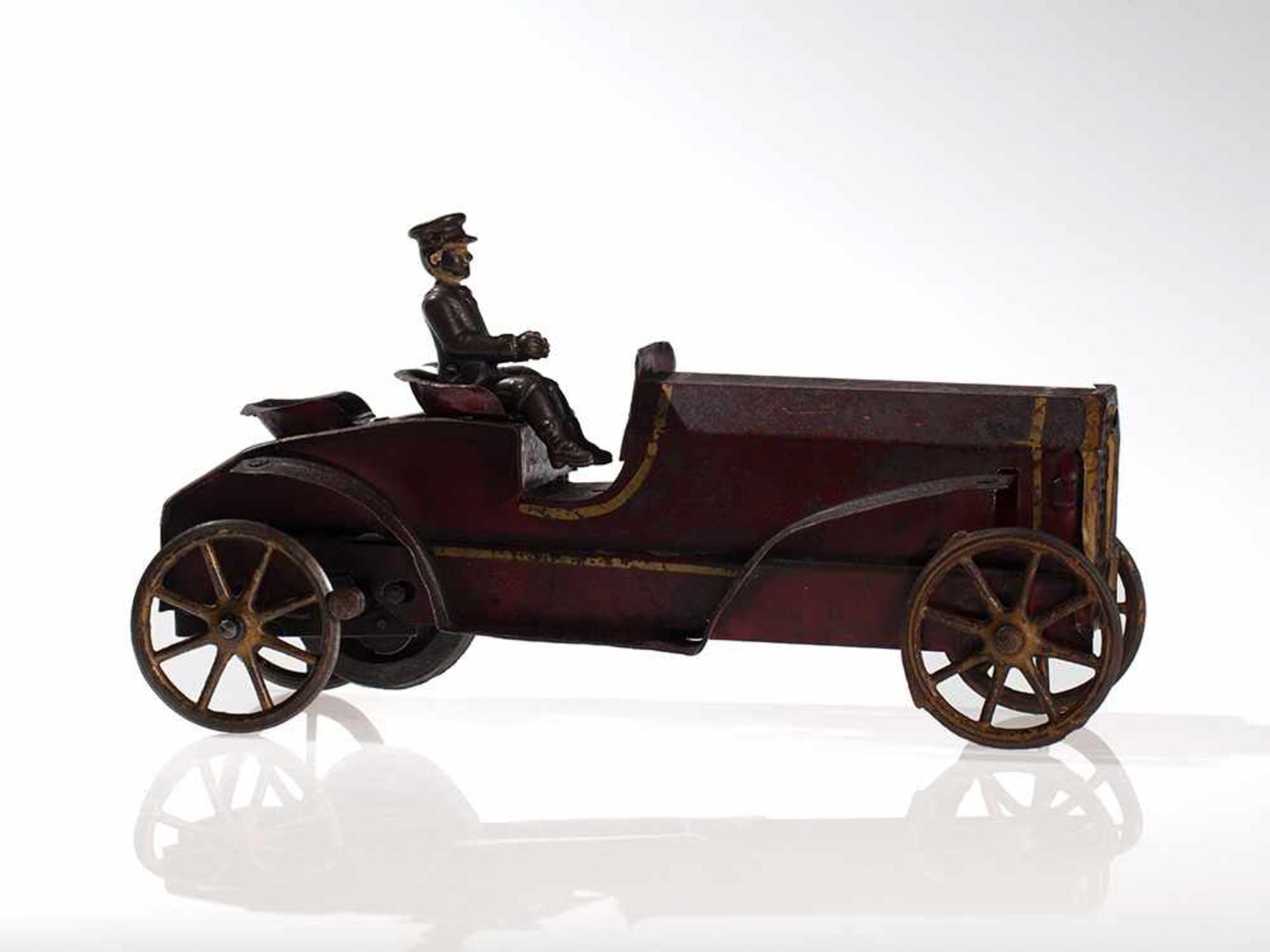 Amerikanisches Gussauto mit Fahrer, USA, um 1900 Gusseisen, lackiert. USA, um 1900. Seltenes, - Bild 3 aus 6