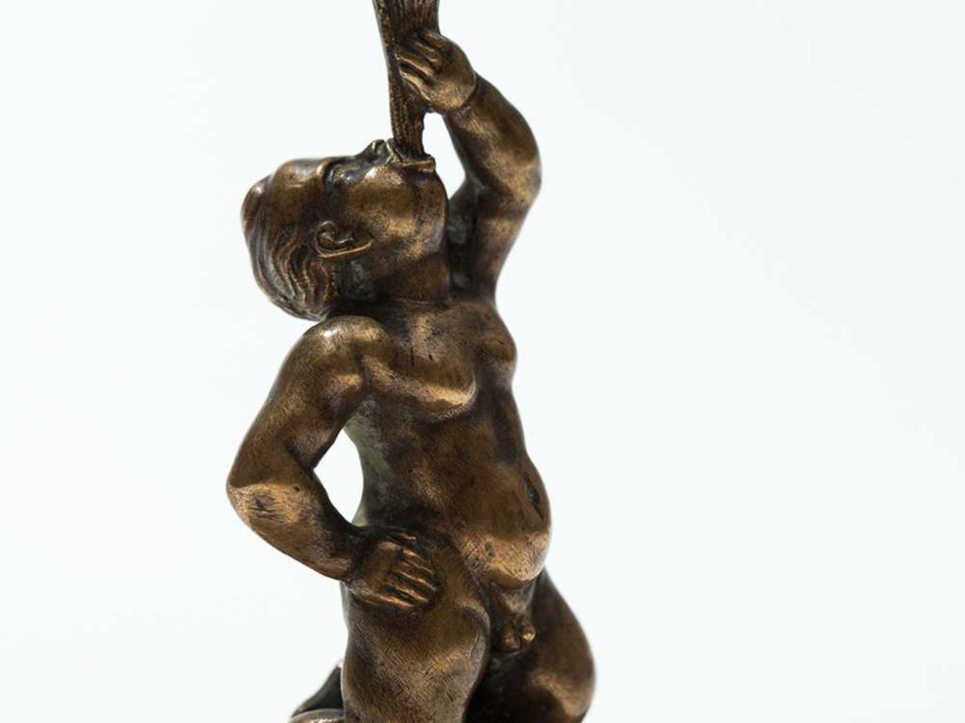 Miniatur Wiener Bronze 'Kleiner Hornbläser”, um 1880 Bronze auf Rosso Verona Marmorplinthe. - Bild 3 aus 5
