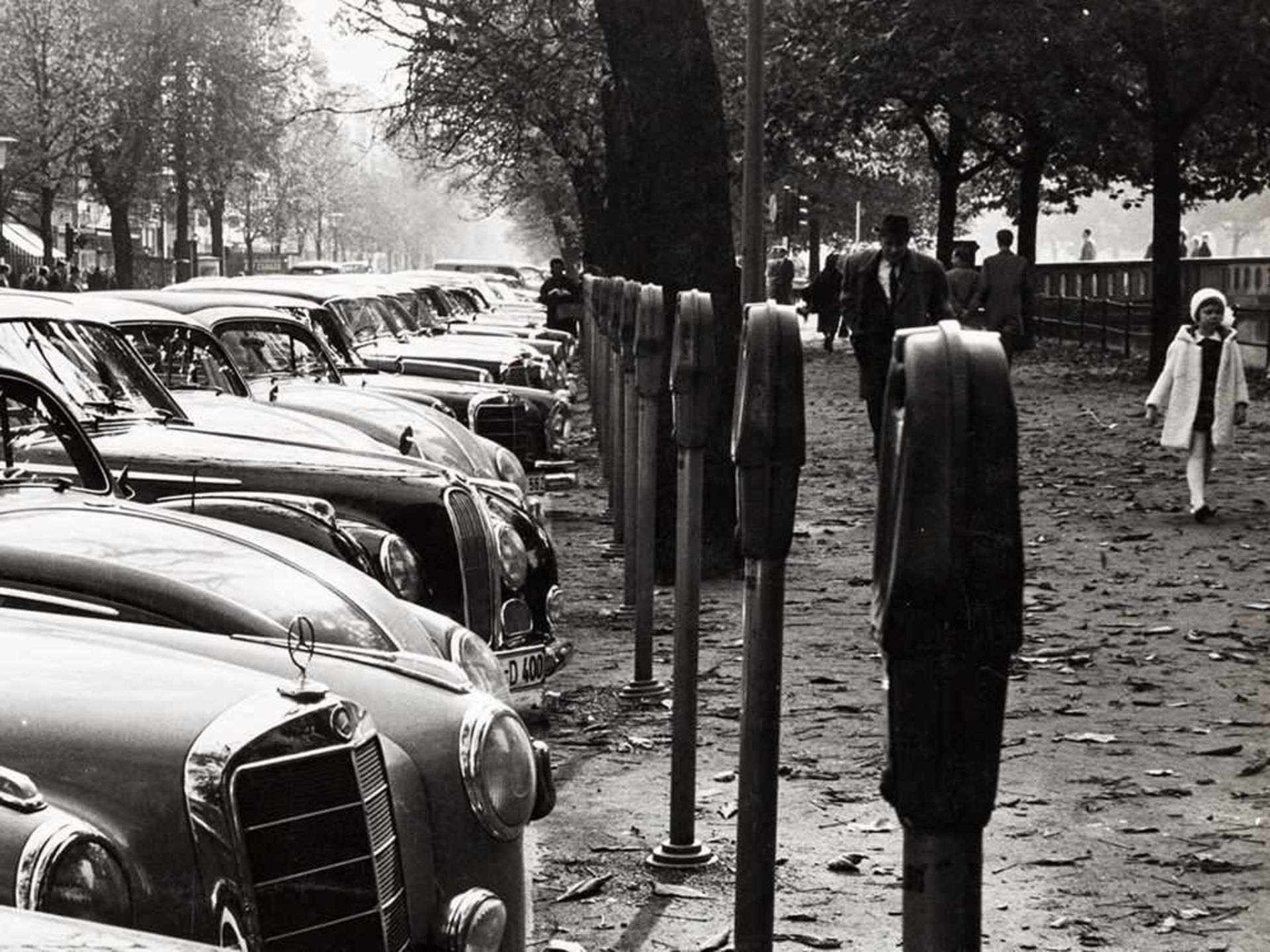 Erich Lessing (geb. 1923), Parkende Mercedes im Rheinland, 1961 Vintage Silbergelatineabzug, Press - Bild 4 aus 5