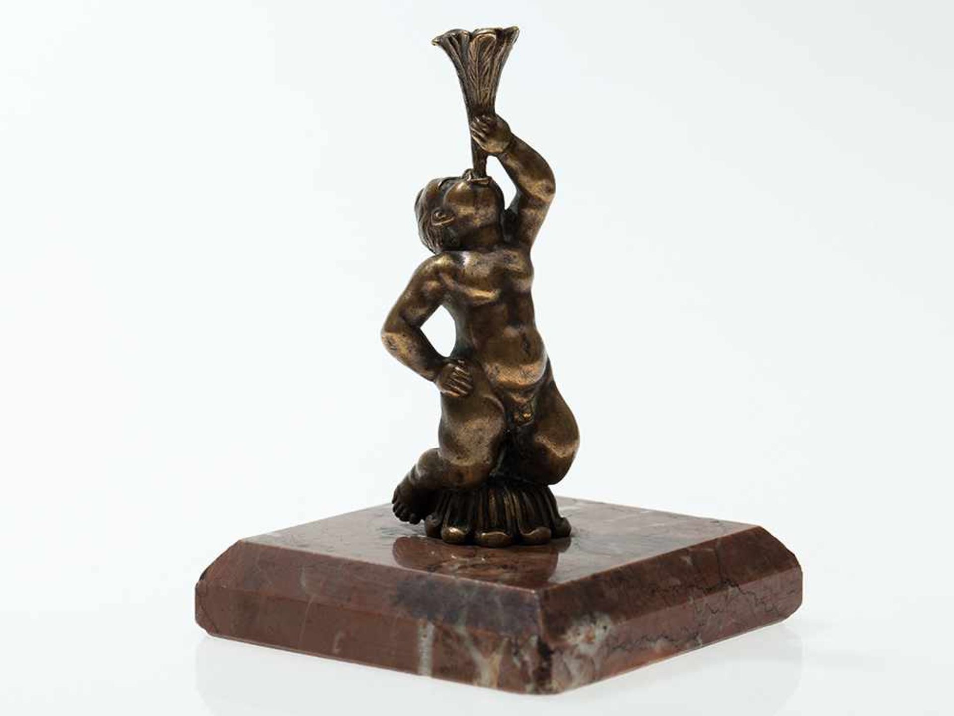 Miniatur Wiener Bronze 'Kleiner Hornbläser”, um 1880 Bronze auf Rosso Verona Marmorplinthe.