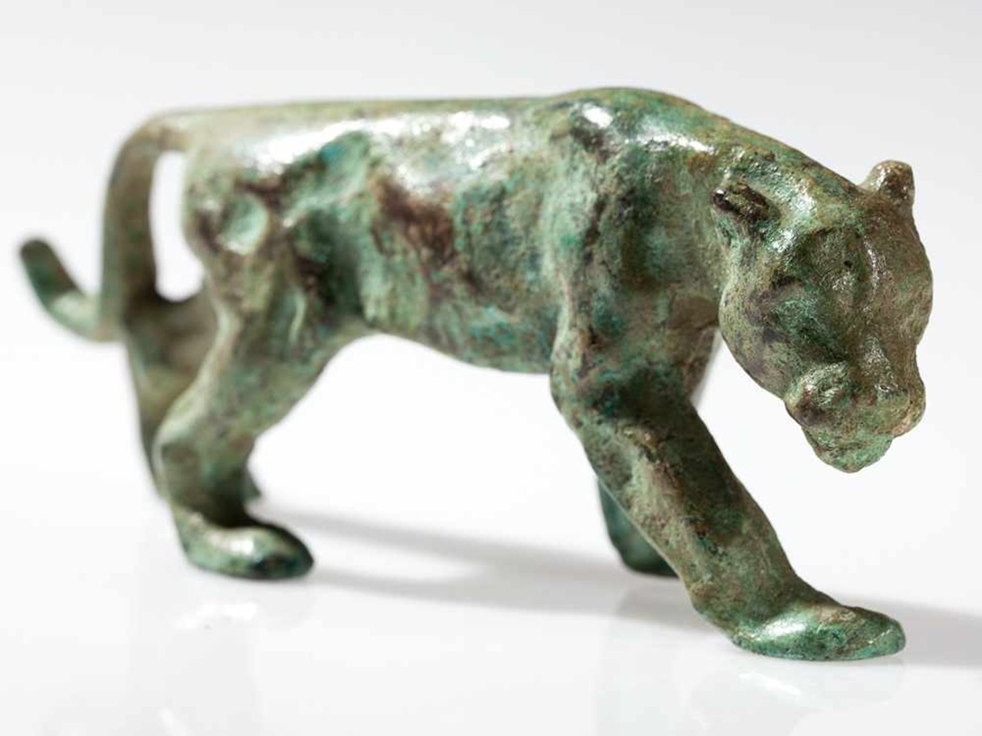 Bronze einer Schnürenden Großkatze, wohl Frankreich, um 1900 Bronze, Malachit-Patina. Wohl