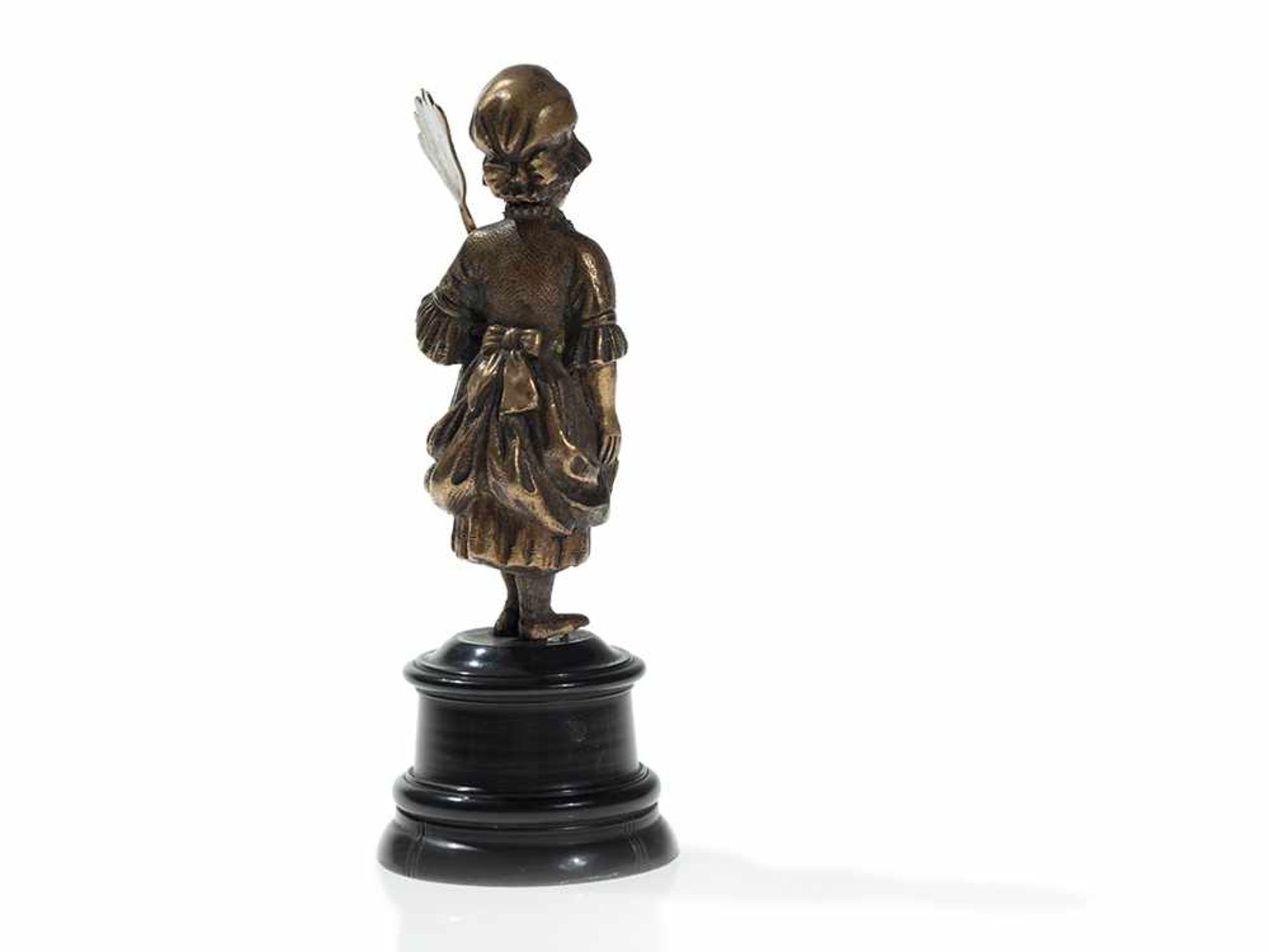 Wiener Bronze “Stubenmädel mit Staubwedel”, um 1870 Bronze auf gedrechseltem Holzsockel. Österreich, - Bild 5 aus 5