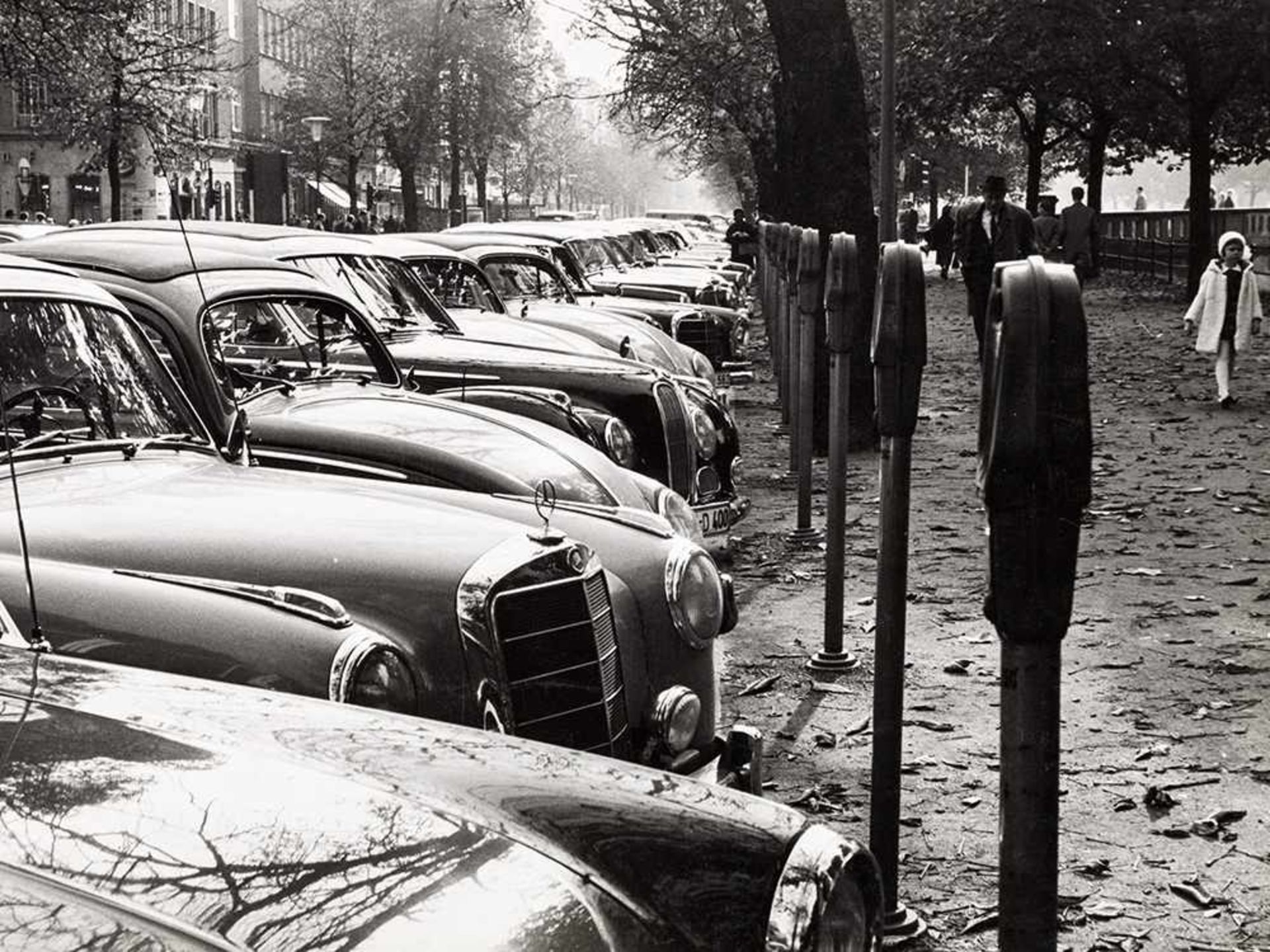 Erich Lessing (geb. 1923), Parkende Mercedes im Rheinland, 1961 Vintage Silbergelatineabzug, Press - Bild 2 aus 5