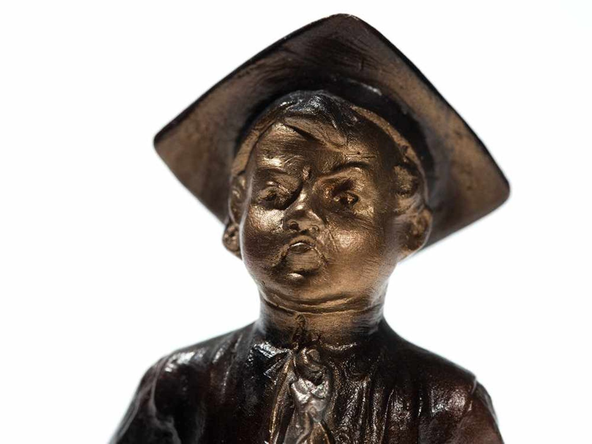 Miniatur Wiener Bronze 'Der kleine Lehrer”, um 1920 Bronze mit irisierender Handbemalung, auf weißem - Bild 2 aus 4