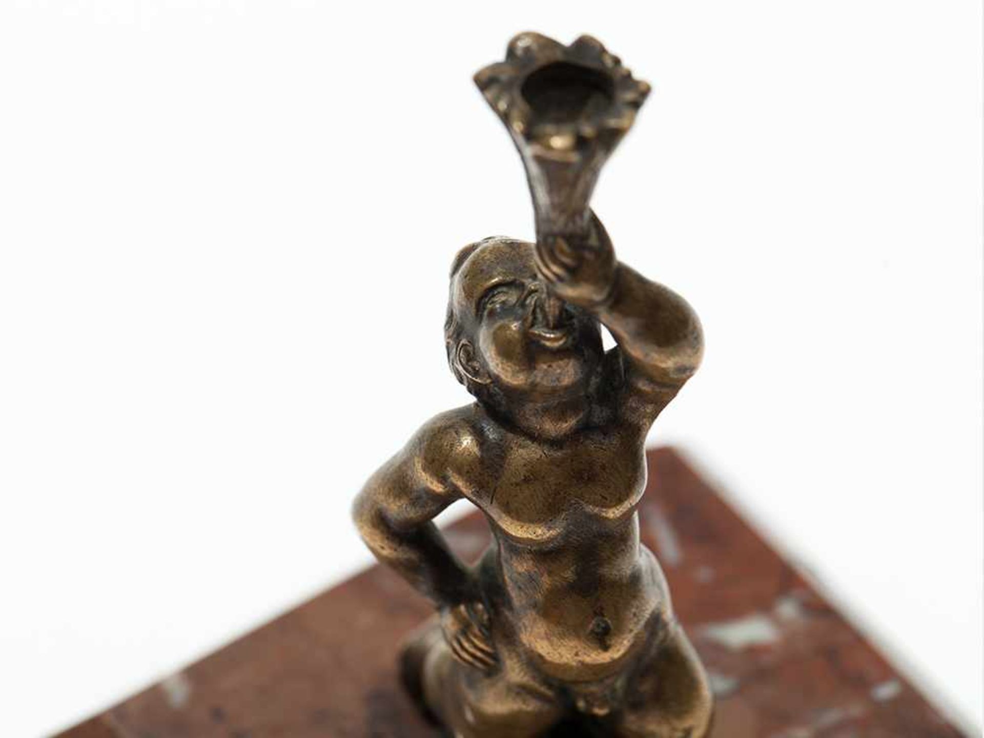 Miniatur Wiener Bronze 'Kleiner Hornbläser”, um 1880 Bronze auf Rosso Verona Marmorplinthe. - Bild 4 aus 5