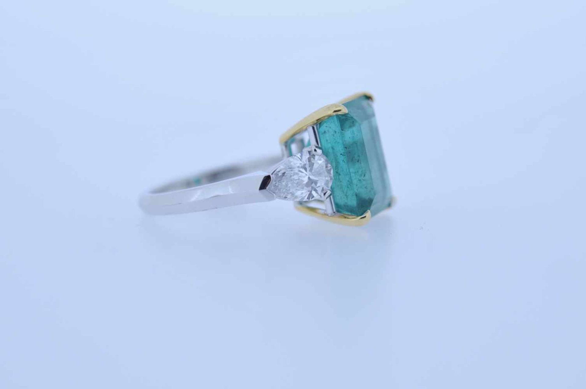Smaragd Ring Weißgoldener 18 karätiger Ring mit Diamanten im Tropfenschliff, zusammen ca. 1,7 ct und - Bild 2 aus 4
