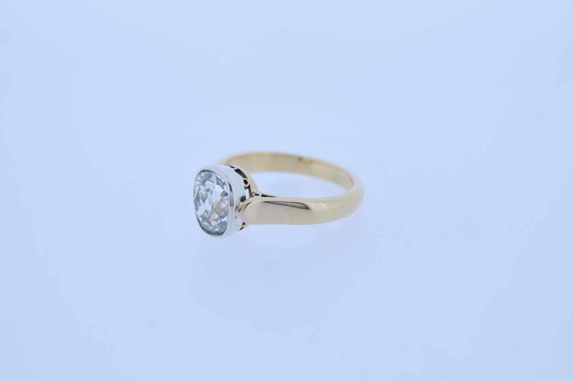 Diamant Ring Goldener 18 karätiger Damenring mit einem Diamanten im Kissenschliff, ca. 2,2 ct, - Image 3 of 3