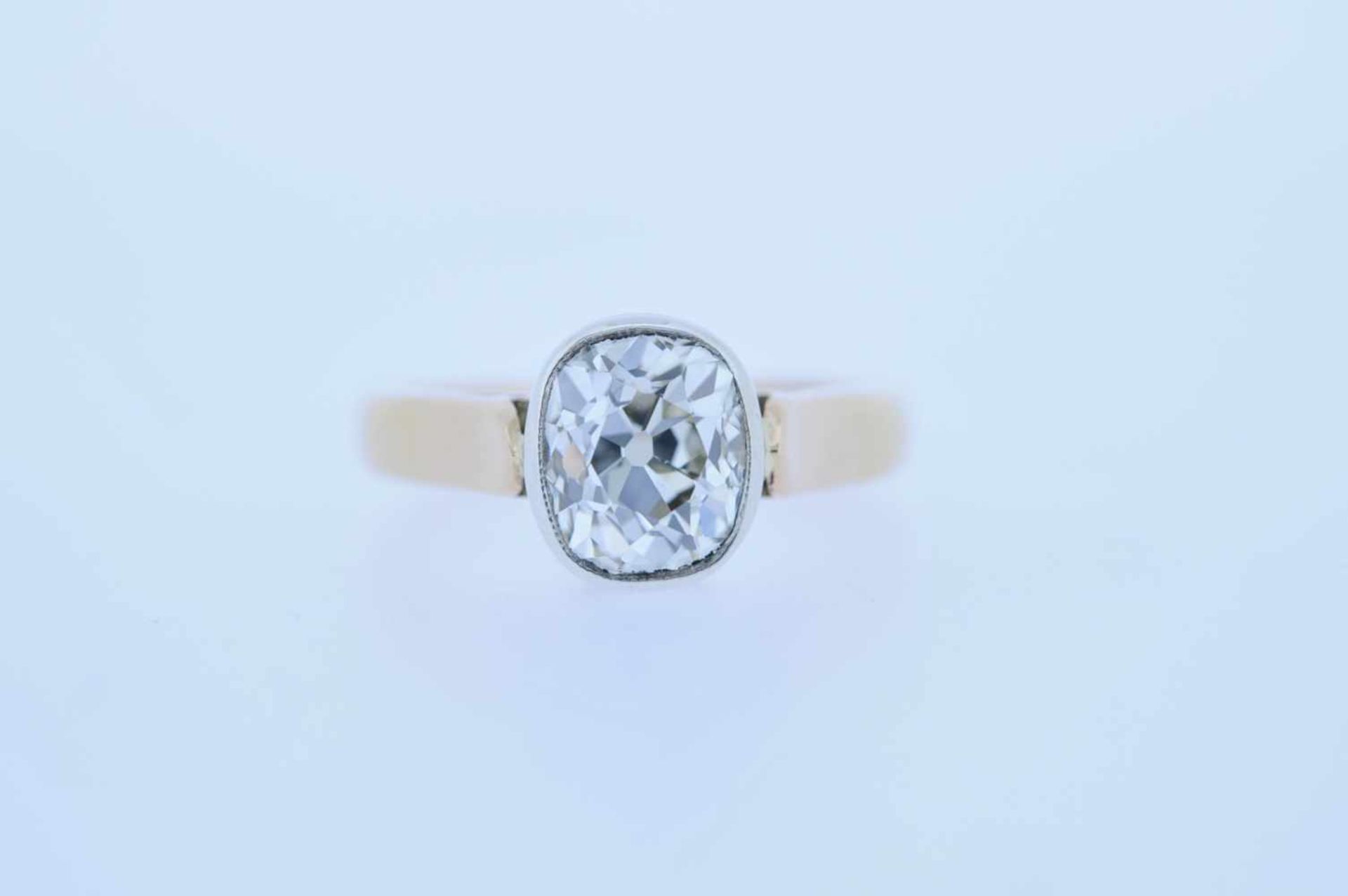 Diamant Ring Goldener 18 karätiger Damenring mit einem Diamanten im Kissenschliff, ca. 2,2 ct,
