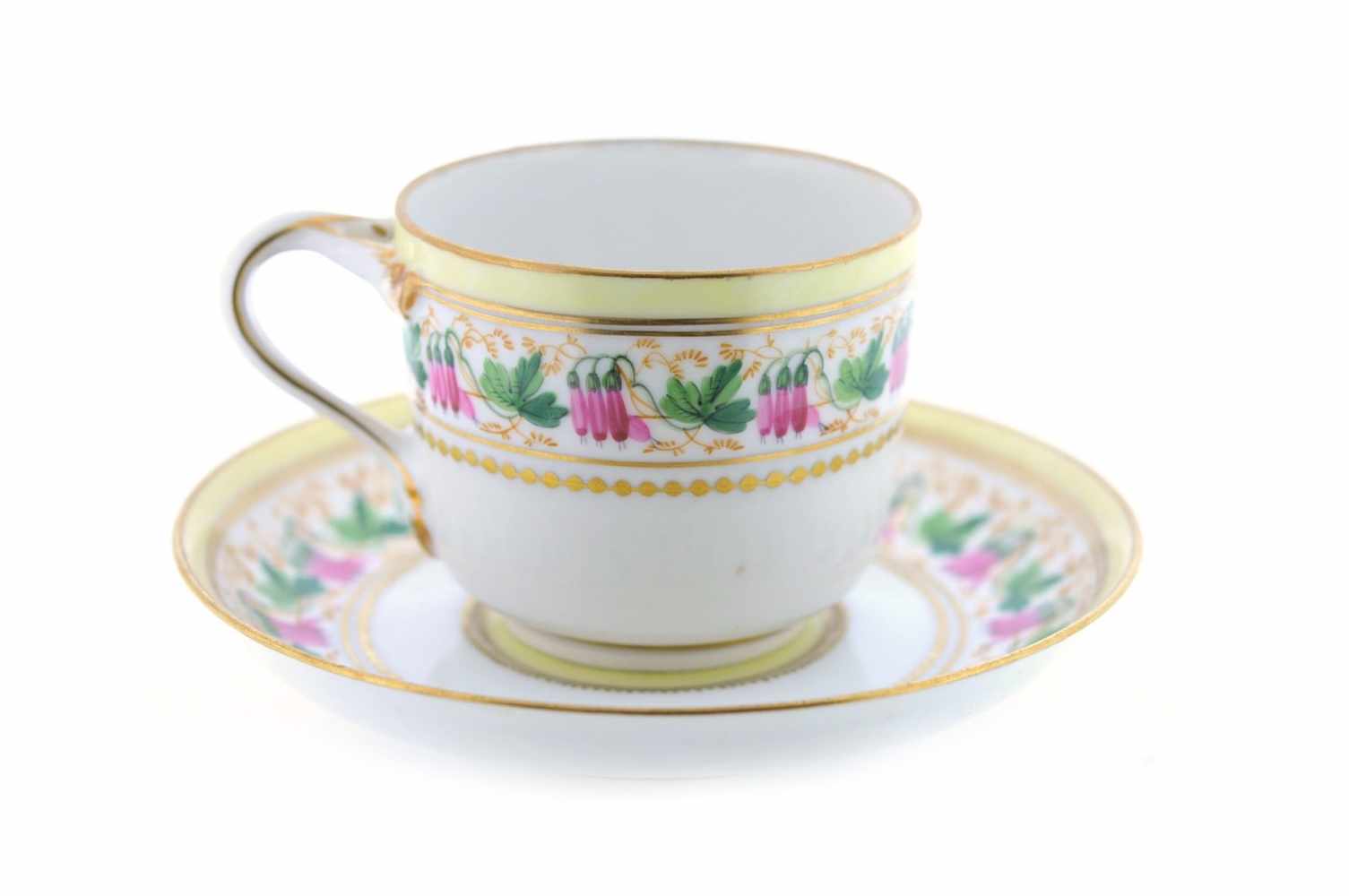 TASSE MIT UNTERTASSE Porzellanmanufaktur Herend, umlaufende florale Bemalung, Porzellan, bauchige