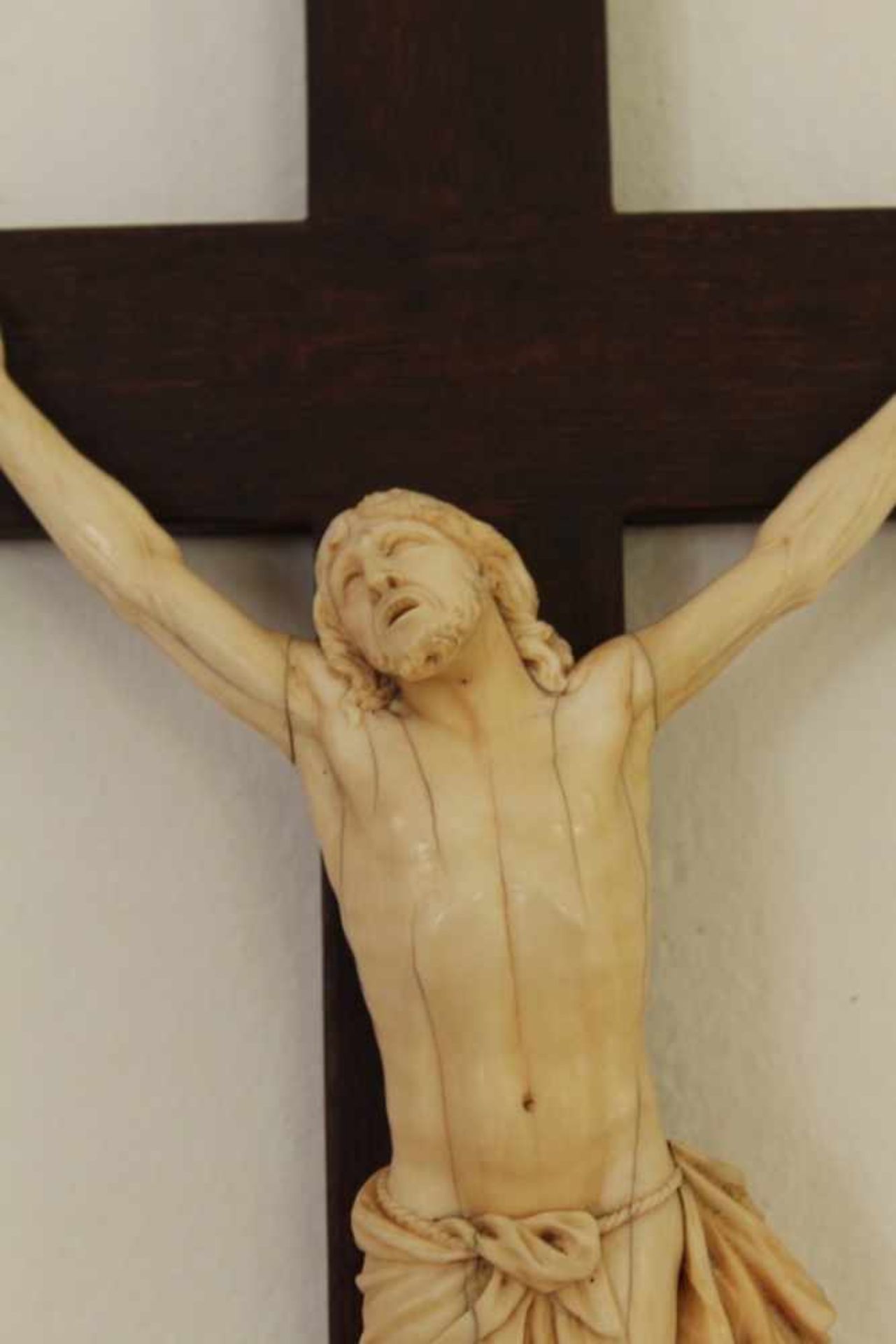 CHRISTUS AM KREUZ Wunderbare Elfenbein Schnitzerei, Maße Holzkreuz 65 x 36 cm, womöglich Russland - Bild 2 aus 2