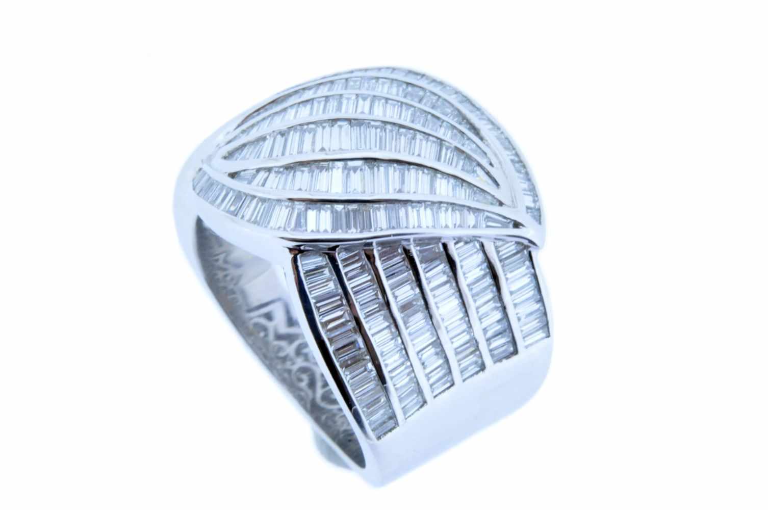 DiamantringWeißgoldener 18 karätiger Damenring mit Diamanten, zus. ca. 2,34 ct, Ringweite 55, 14,5