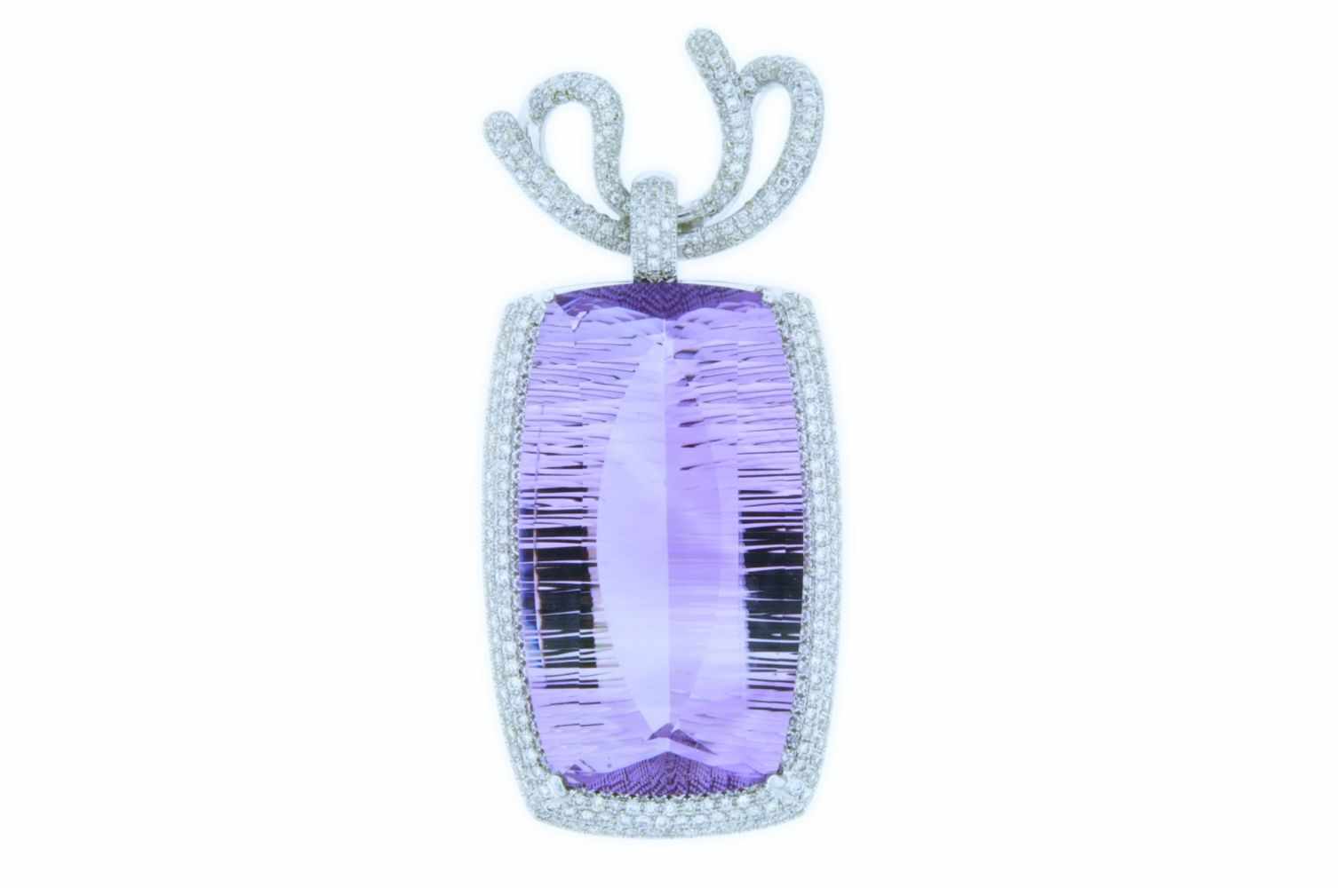 Amethyst AnhängerWeißgoldener 18 karätiger Anhänger mit Brillanten, zus. ca. 2,5 ct und einem