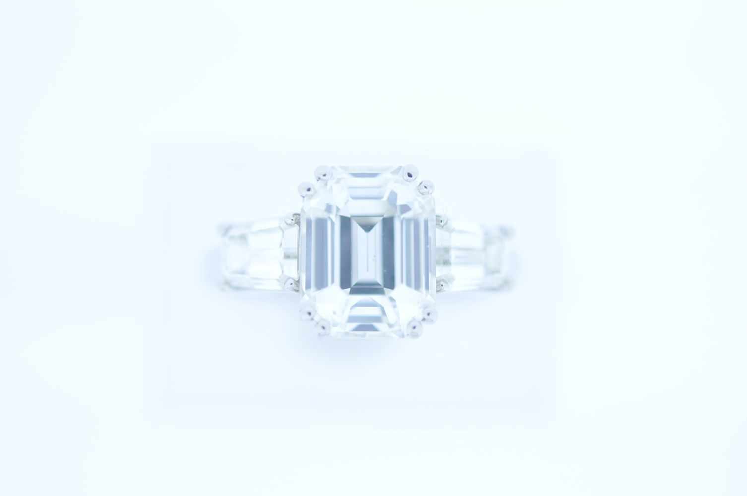 PlatinringPlatin Diamantring mit einem Diamanten im Smaragdschliff, 5,4 ct, und 2 Diamanten im - Image 3 of 5