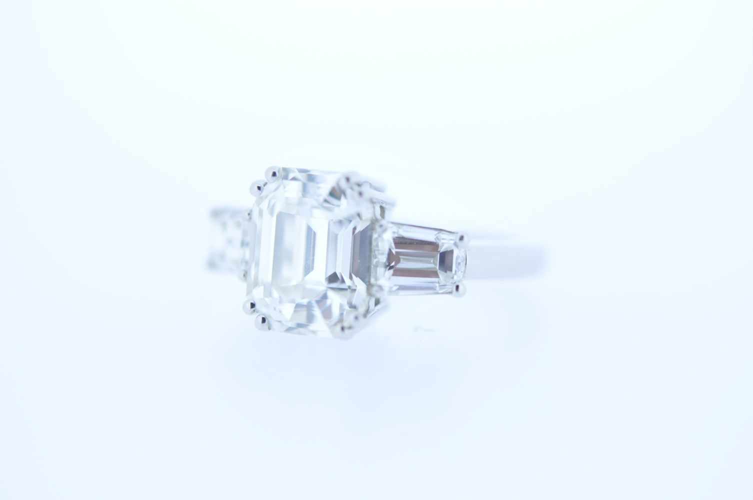 PlatinringPlatin Diamantring mit einem Diamanten im Smaragdschliff, 5,4 ct, und 2 Diamanten im - Image 5 of 5