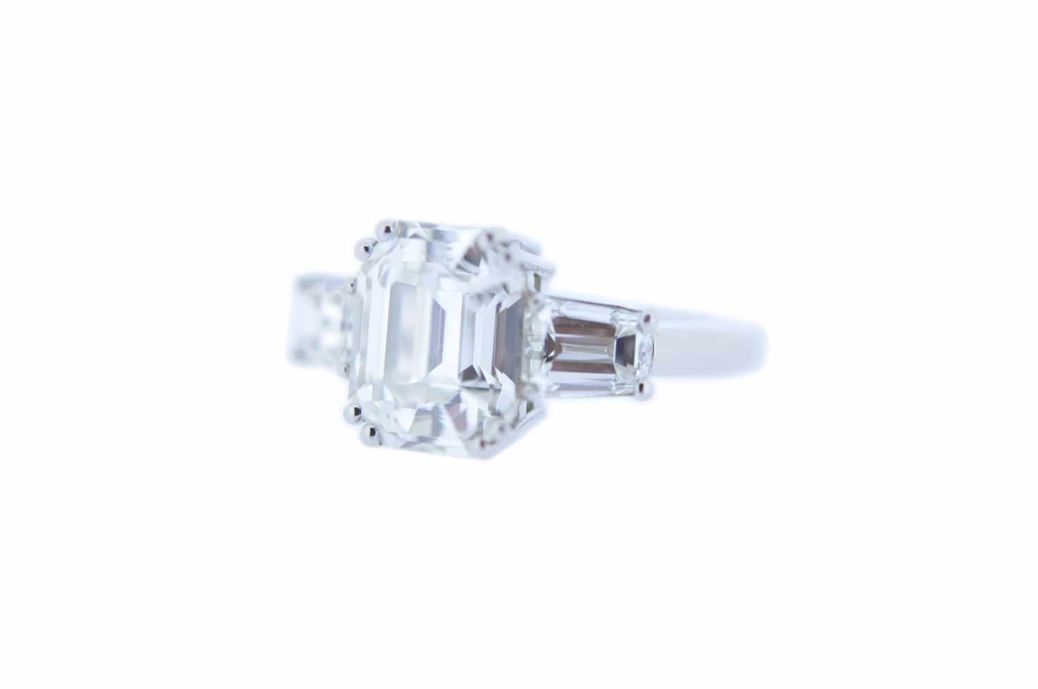 PlatinringPlatin Diamantring mit einem Diamanten im Smaragdschliff, 5,4 ct, und 2 Diamanten im