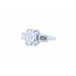 PlatinringPlatin Diamantring mit einem Diamanten im Smaragdschliff, 5,4 ct, und 2 Diamanten im