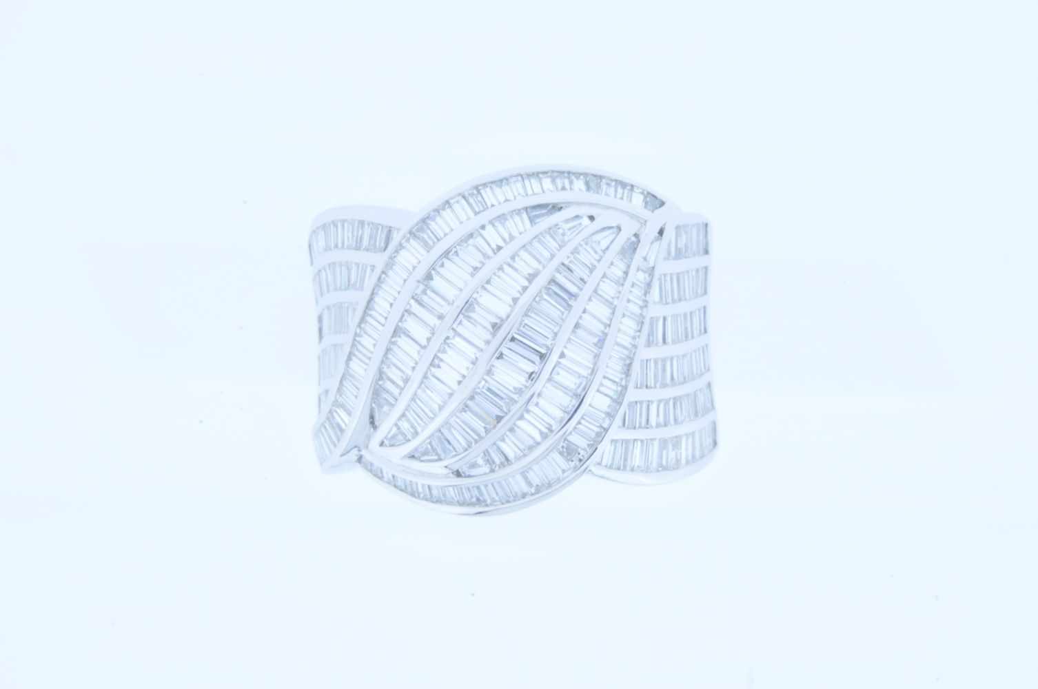 DiamantringWeißgoldener 18 karätiger Damenring mit Diamanten, zus. ca. 2,34 ct, Ringweite 55, 14,5 - Image 2 of 4