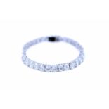 DiamantarmbandPlatin Diamantarmband mit Diamanten im Ovalschliff, zus. ca. 26,4 ct, 30,8 gDiamond