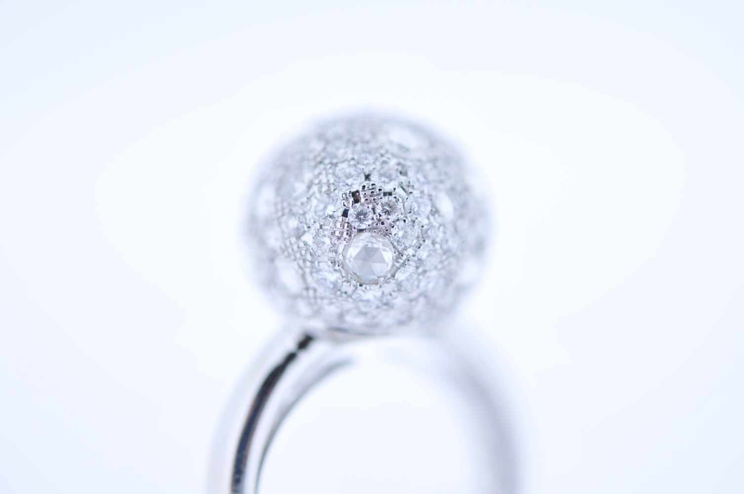 BrillantringWeißgoldener Damenring mit Brillanten und Diamantrauten, zus. ca. 2,8 ct, Ringweite - Image 2 of 4