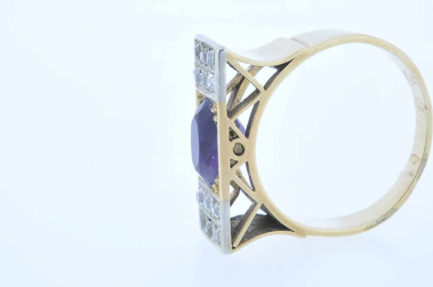 Vintage RingGoldener Damenring mit Achtkantdiamanten, zus. ca. 0,15 ct und einem Amethyst, Ringweite - Image 2 of 2