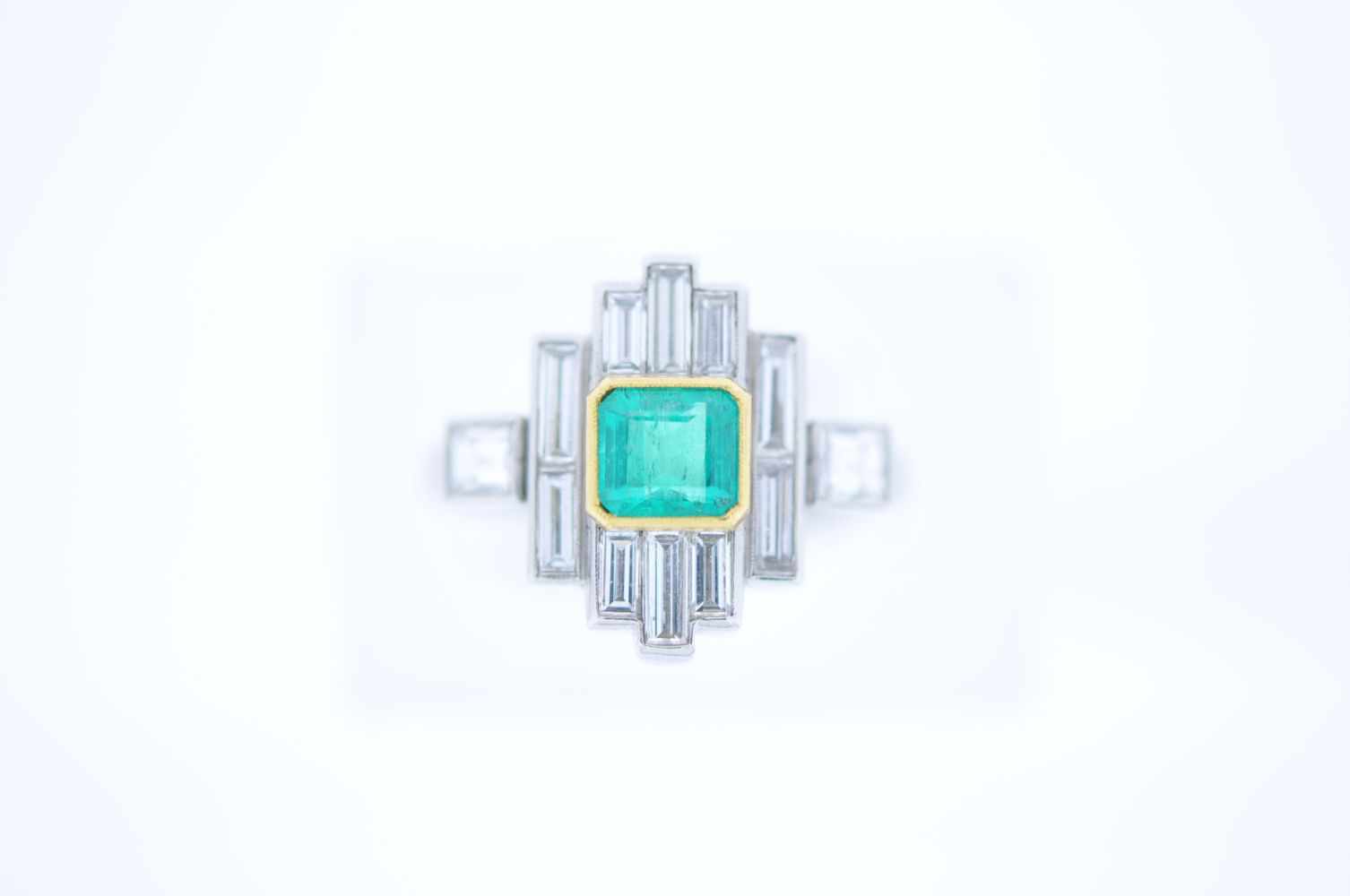 SmaragdringPlatin Damenring mit Diamanten im Asscher- und Baguetteschliff, zus. ca. 2,4 ct, und - Image 2 of 4