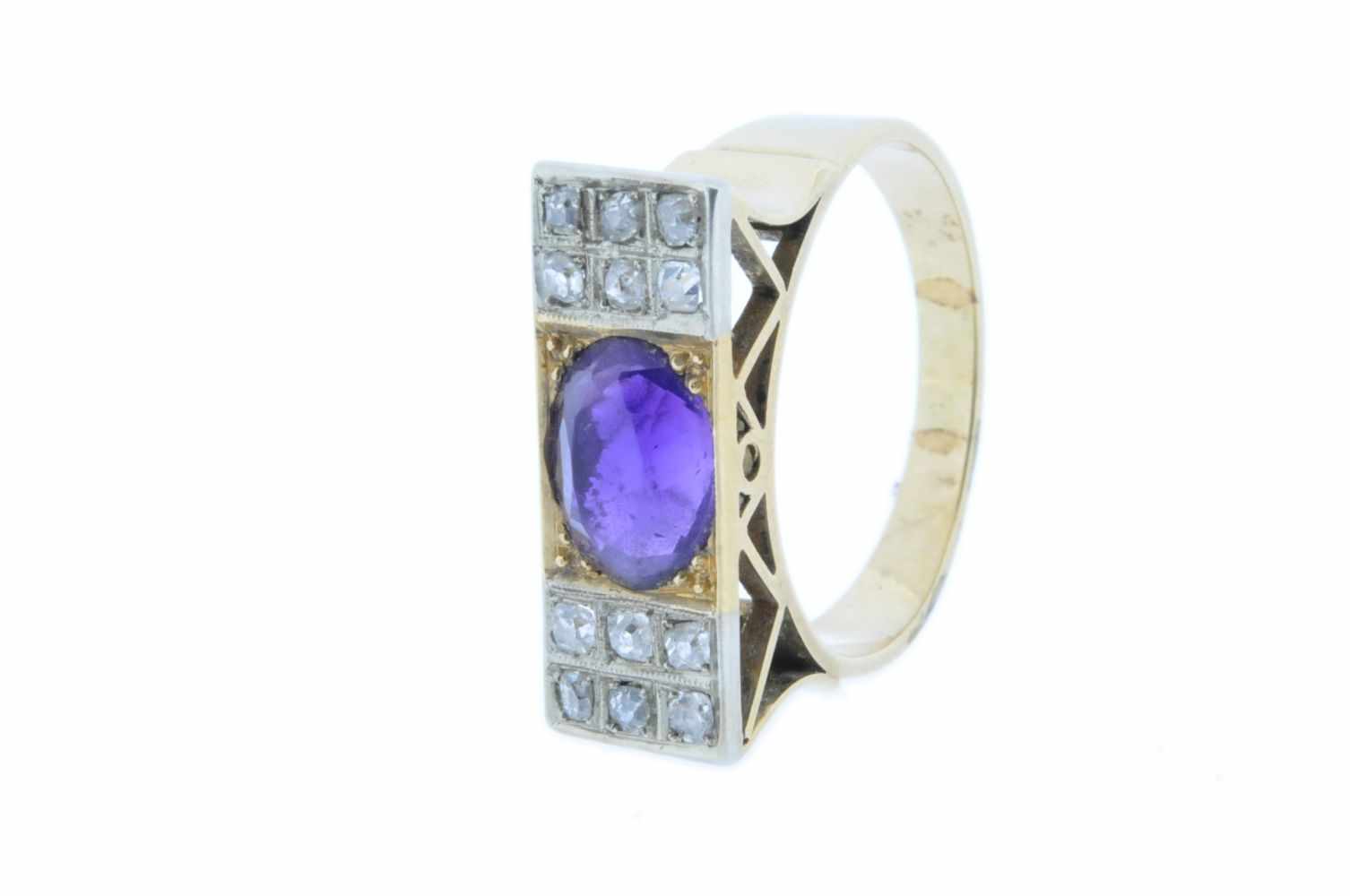 Vintage RingGoldener Damenring mit Achtkantdiamanten, zus. ca. 0,15 ct und einem Amethyst, Ringweite