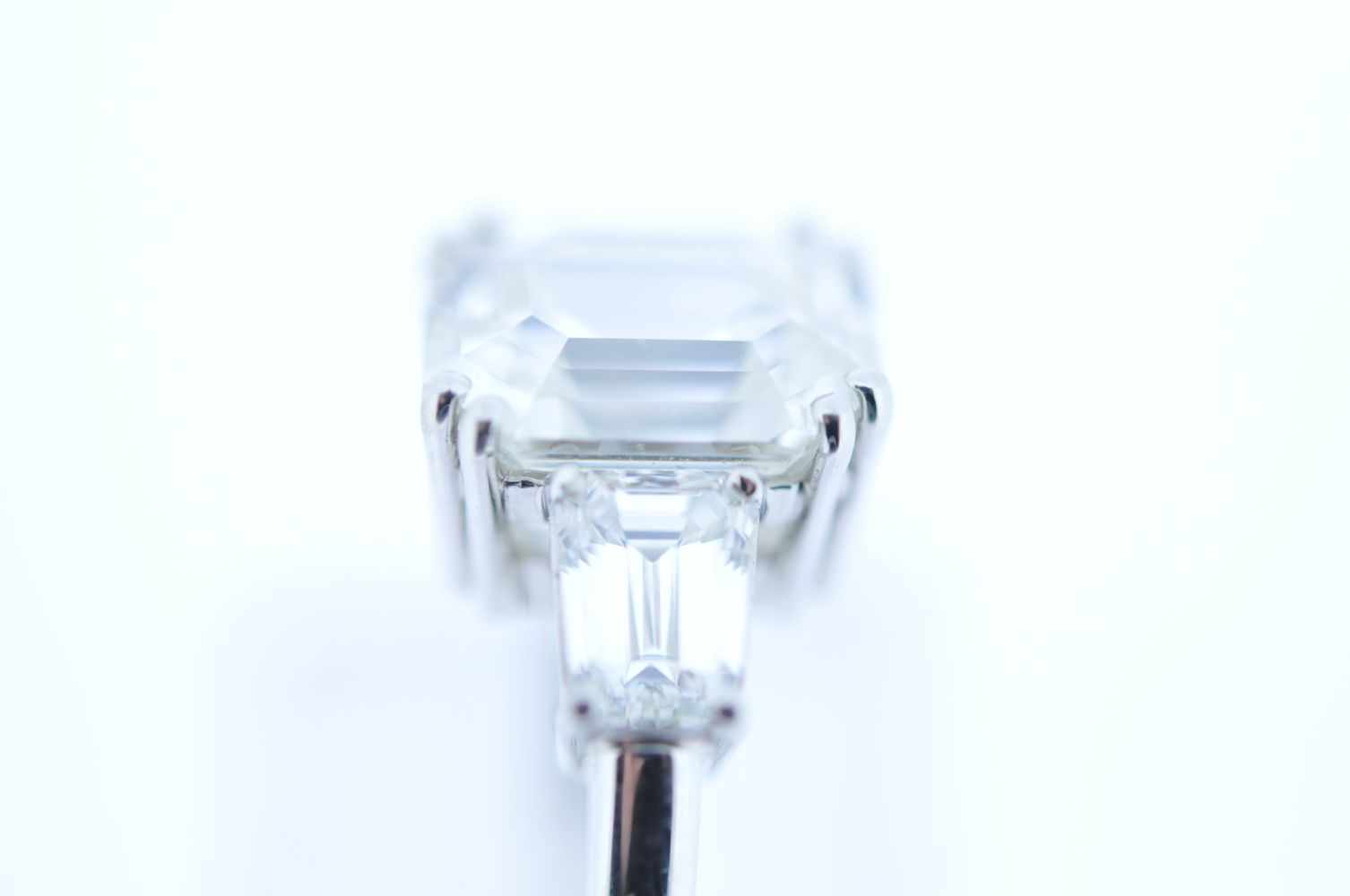 PlatinringPlatin Diamantring mit einem Diamanten im Smaragdschliff, 5,4 ct, und 2 Diamanten im - Image 4 of 5