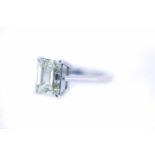 Diamant-Solitär, Emerald Cut, 5 ctWeißgoldener 18 karätiger Solitär mit einem Diamanten im