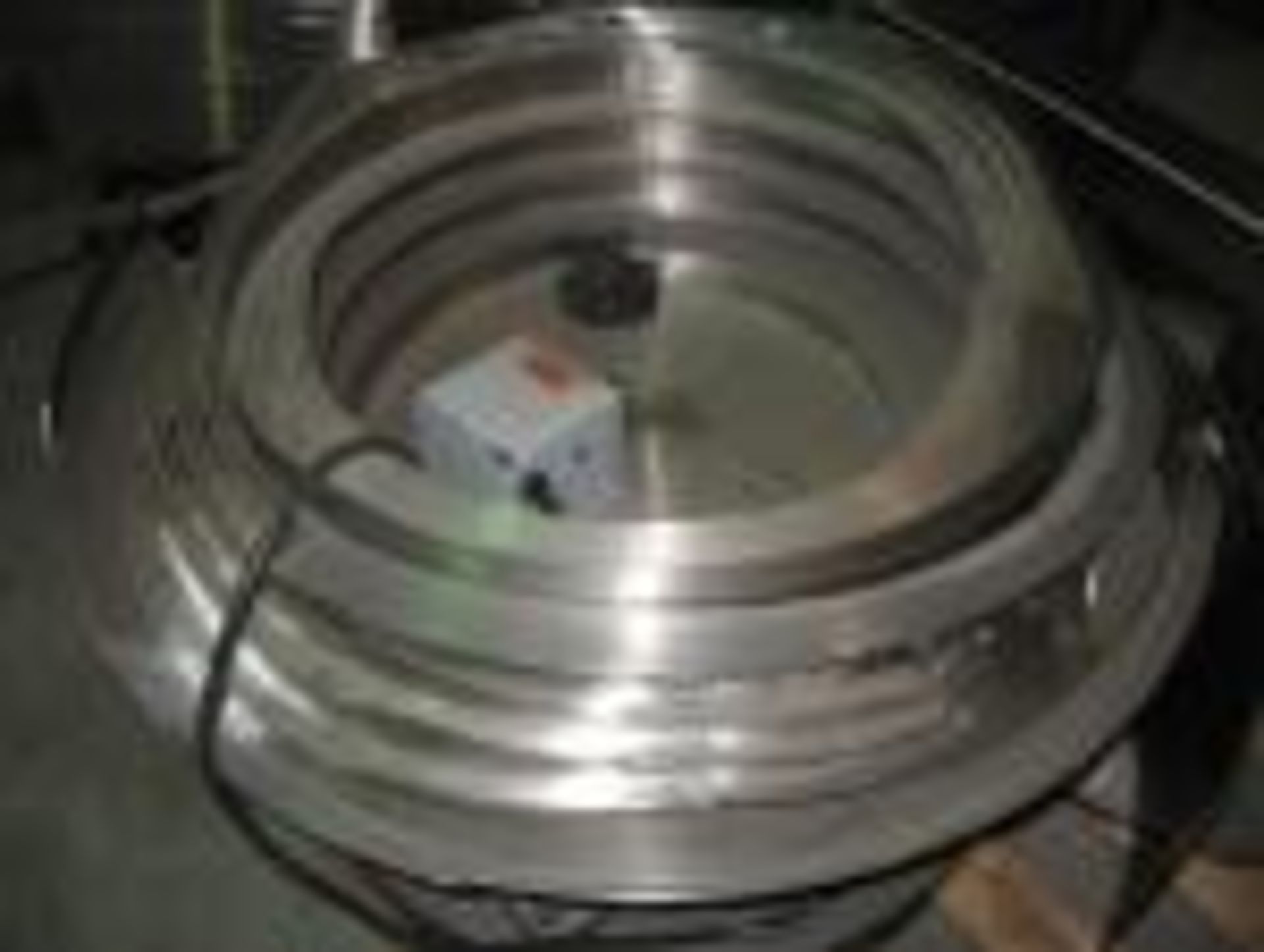 STAINLESS STEEL VIBRATORY BOWL 24 1/2" WITH 15AMP. 120 VAC, 50/60 HZ BOX, C/W LID AND STAND 28 1/