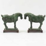 Pareja de caballos en jade verde. Trabajo Chino, Siglo XX. Destaca la calidad de todo el conjunto.