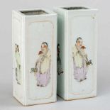 Pareja de jarrones cuadrangulares en porcelana china. Trabajo Chino, Siglo XIX-XX. Los cuatro