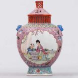 Incensario en porcelana china familia rosa. Trabajo Chino, Siglo XX. Decorado con escenas de