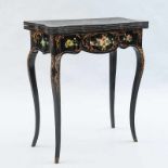 Mesa de juego francesa en madera ebonizada en negro. Siglo XIX-XX Decorada con motivos florales.