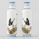 Pareja de jarroncitos en porcelana china azul y blanca. Trabajo Chino, Siglo XX Decorados con