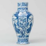 Jarrón en porcelana china azul y blanca. Trabajo Chino, Siglo XIX-XX. Decorado con escena de