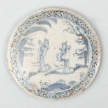 Placa circular en porcelana china. Trabajo Chino, Siglo XX. Decorada con escena de personajes en