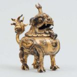 Incensario chino en forma de león foó en bronce dorado. Trabajo Chino, Siglo XIX-XX. Buen estado