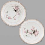 Pareja de platos en porcelana china. Trabajo Chino, Siglo XX Presentan decoración de pájaros y ramas
