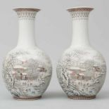 Pareja de jarrones en porcelana china. Trabajo Chino, Siglo XX. Decorados con escenas de ciudades